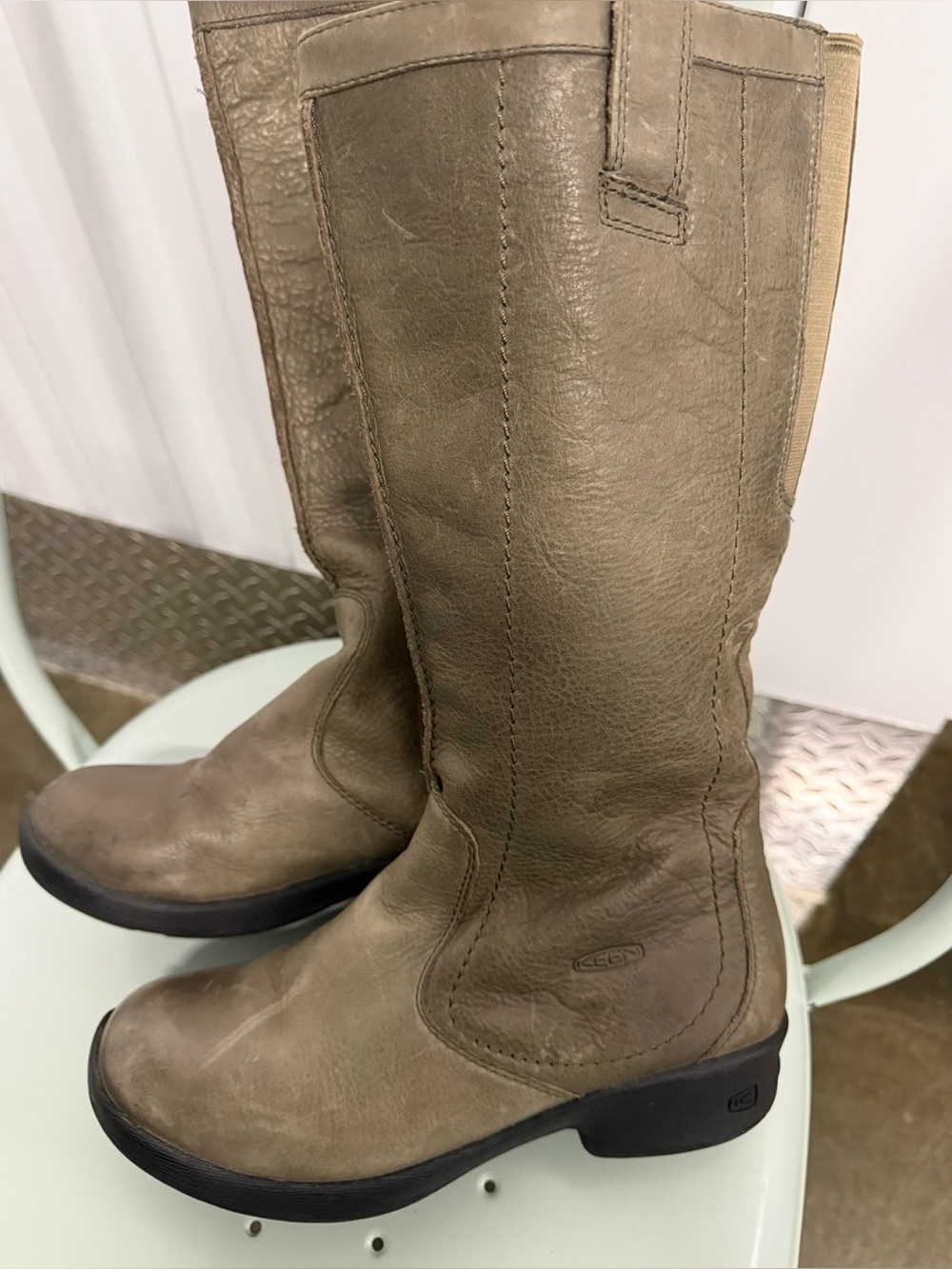 KEEN Tyretread leather boots, size 8 in greige - Picture 2 of 8